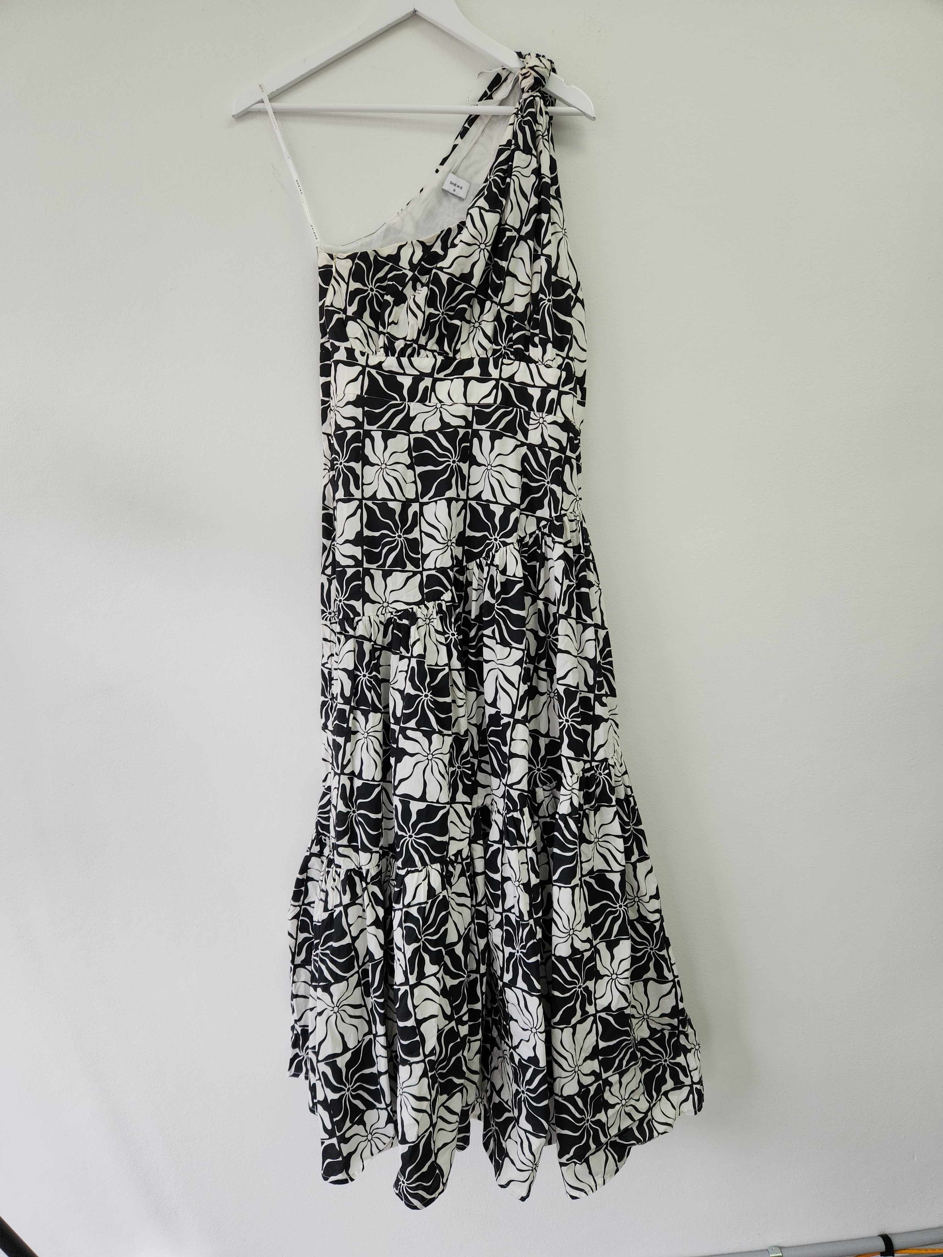 Buy One Shoulder Black and White Magnolia Maxi - Sheike | RELOOP